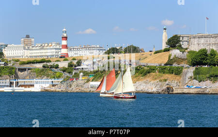 Classic Yachts à voile passé Smeaton's Tower, Plymouth Hoe, Angleterre, Royaume-Uni Banque D'Images