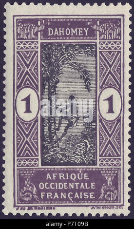 Stamp du Dahomey (Bénin) contemporain semi-autonome protectorat de l'Afrique occidentale française ('Afrique-Occidentale Française', A.O.F.) ; 1913 ; timbre de l'émission "efinitives" (1913-1939) ; dessin encadrée avec man climbing tree palmier à huile ; timbre neuf avec gomme lisse Stamp : Michel : n° 42 ; référence Yvert et Tellier : n° 43 Couleur : violet / noir Filigrane : aucune valeur nominale : 1 centimes (frais de port) Validité : à partir de 1913 jusqu'Stamp taille image (zone imprimée sans ligne de signature ci-dessous) : 21,0 x 36,5 mm . 1913 (premier numéro de l'horodateur) 24 AOF-DY 1913 MiNr0042 mt B002a Banque D'Images