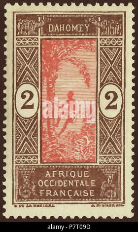 Stamp du Dahomey (Bénin) contemporain semi-autonome protectorat de l'Afrique occidentale française ('Afrique-Occidentale Française', A.O.F.) ; 1913 ; timbre de l'émission "efinitives" (1913-1939) ; dessin encadrée avec man climbing tree palmier à huile ; timbre neuf avec gomme lisse Stamp : Michel : n° 43 ; référence Yvert et Tellier : n° 44 Couleur : brun / rose foncé Filigrane : Aucun envoi Validité : à partir de 1913 jusqu'Stamp taille image (zone imprimée sans ligne de signature ci-dessous) : 21,0 x 36,5 . 1913 (premier numéro de l'horodateur) 24 AOF-DY 1913 MiNr0043 mt B002a Banque D'Images