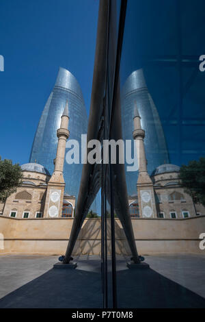 Le Sehidler Xiyabani Flame Towers et mosquée de Bakou,l'Azerbaïdjan Banque D'Images