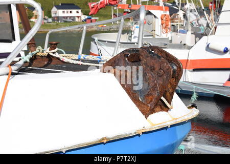 Norwegen, Norge, Honningsvåg, Nordkapp, Magerøya, Skarsvåg, Kutter, Fischkutter, Hafen, Mole, Kai, Kabine, Antenne, Mât, Kran, Arbeit, Fischfang, Buc Banque D'Images