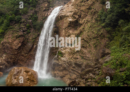 La cascade arc-en-Nongriat près du village de Meghalaya, nord-est de l'Inde Banque D'Images