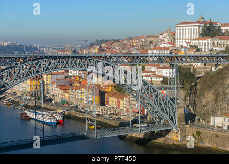 Vue sur le centre-ville historique avec la célèbre Ponte Dom Luiz bridge à Porto, Portugal Banque D'Images