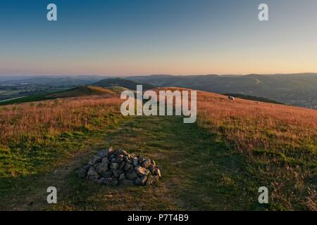 La crête du sommet sur le chemin d'espoir, avec Marie-andrée, Faye Hellner, Ragleth Helmeth et Long Mynd - vu de Hope Bowdler Hill, près de Church Stretton, Shropshire Banque D'Images