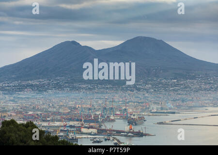 Vue rapprochée du Vésuve et le port dans le golfe de Naples, la province de la Campanie, en Italie. Jour nuageux Banque D'Images