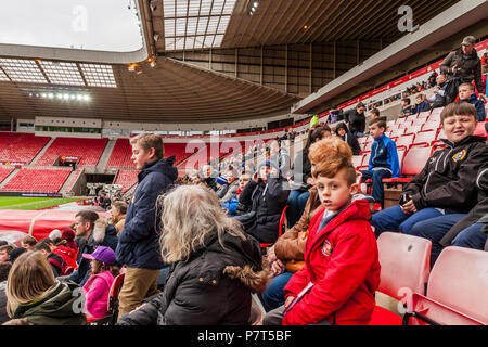 Fans assis dans leurs sièges dans le stade de la lumière, Sunderland, Angleterre, Royaume Uni pour la session de formation ouverte Banque D'Images