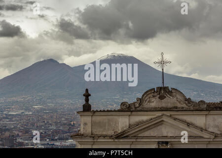 Vieille église italienne avec le Vésuve en arrière-plan à jour nuageux à Naples, Italie Banque D'Images