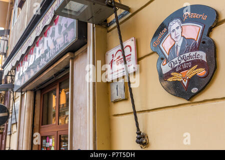 Naples, Italie - 4 décembre 2017 : historique célèbre Pizzeria da Michele à Naples Banque D'Images