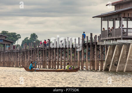 Mandalay, Myanmar - 1 octobre 2016 : célèbre pont u-bein dans Amarapura près de Mandalay, Myanmar Banque D'Images