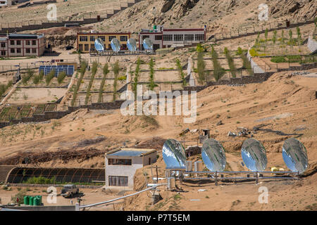 Les grandes chaudières à eau solaire dans l'école expérimentale moderne à Leh, Ladakh, Inde. Conсept d'énergie de remplacement Banque D'Images