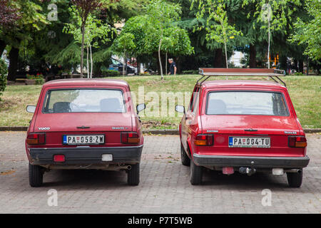 PANCEVO, SERBIE - 9 juin 2018 : Deux Zastava Yugo et rouge 55 voitures garées. Également connu sous le nom de Skala, c'est un nom générique pour une famille de voitures construites par Serbi Banque D'Images