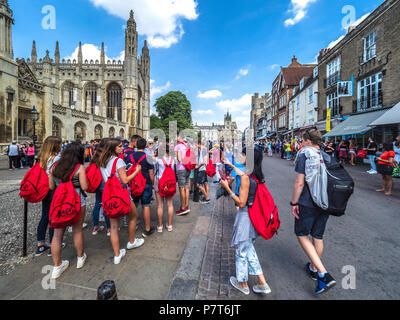 Cambridge - Tourisme Visite de l'école un groupe dans le centre historique de Cambridge, près de Kings College Chapel Banque D'Images