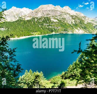 Dans le lac Codelago Alp Devero, scenic i street paysage d'une claire journée d'été avec les montagnes et le ciel bleu en arrière-plan, le Piémont - Italie Banque D'Images