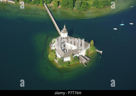 VUE AÉRIENNE. Château médiéval sur un lac avec une passerelle d'accès. Château de ORT, Gmunden, Traunsee (lac), haute-Autriche, Autriche. Banque D'Images