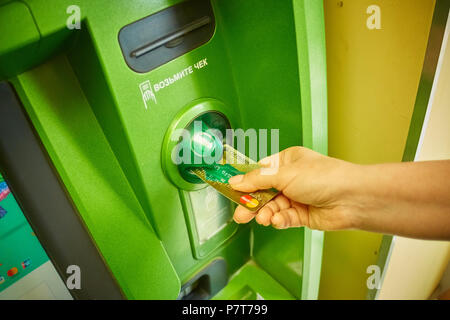 Syzran, Russie - le 20 juin , 2018 : finance, argent, banque et personnes concept - close up of hand prendre réception de guichet automatique de la Sberbank Banque D'Images