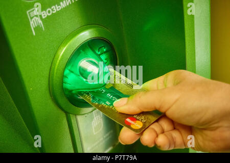 Syzran, Russie - le 20 juin , 2018 : finance, argent, banque et personnes concept - close up of hand prendre réception de guichet automatique de la Sberbank Banque D'Images