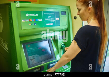 Syzran, Russie - le 20 juin , 2018 : finance, argent, banque et personnes concept - close up of hand prendre réception de guichet automatique de la Sberbank Banque D'Images