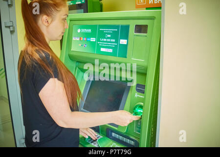 Syzran, Russie - le 20 juin , 2018 : finance, argent, banque et personnes concept - close up of hand prendre réception de guichet automatique de la Sberbank Banque D'Images