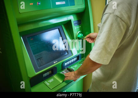 Syzran, Russie - le 20 juin , 2018 : finance, argent, banque et personnes concept - close up of hand prendre réception de guichet automatique de la Sberbank Banque D'Images