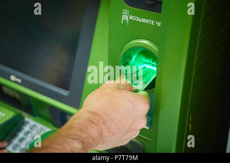 Syzran, Russie - le 20 juin , 2018 : finance, argent, banque et personnes concept - close up of hand prendre réception de guichet automatique de la Sberbank Banque D'Images