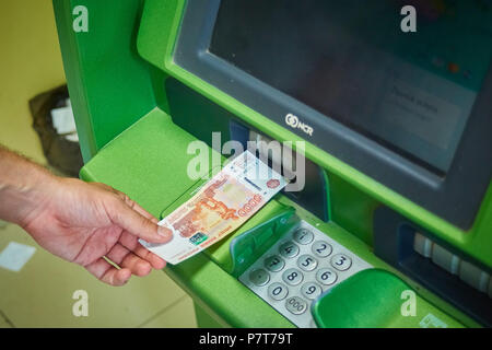 Syzran, Russie - le 20 juin , 2018 : finance, argent, banque et personnes concept - close up of hand prendre réception de guichet automatique de la Sberbank Banque D'Images