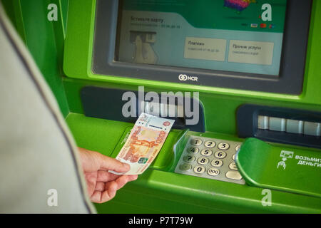 Syzran, Russie - le 20 juin , 2018 : finance, argent, banque et personnes concept - close up of hand prendre réception de guichet automatique de la Sberbank Banque D'Images