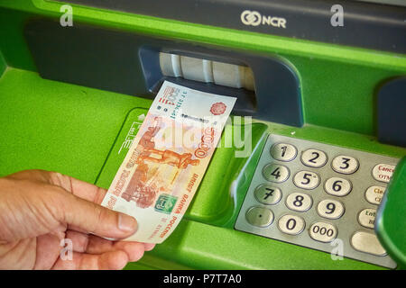 Syzran, Russie - le 20 juin , 2018 : finance, argent, banque et personnes concept - close up of hand prendre réception de guichet automatique de la Sberbank Banque D'Images