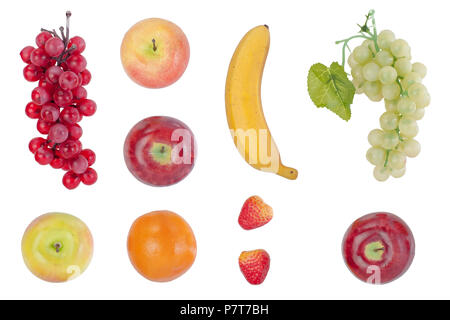 Ensemble de décoration différents fruits factice isolé sur fond blanc. les pommes en plastique, banane, raisin, fraise et orange pour les enfants jouer ou decoratio Banque D'Images