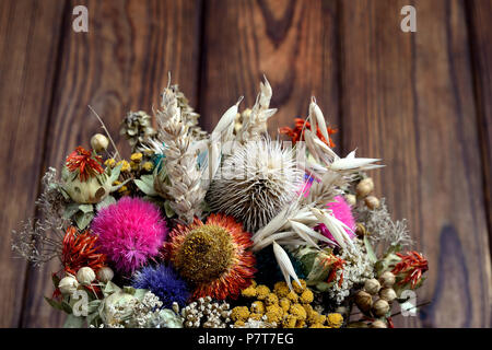 Fleurs séchées et diverses plantes sont recueillis dans un bouquet Banque D'Images