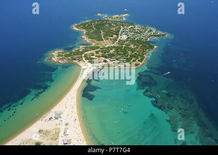 VUE AÉRIENNE. Petite île avec un isthme de sable étroit reliant au continent. Isola dei Gabbiani, Porto Pollo, province de Sassari, Sardaigne, Italie. Banque D'Images