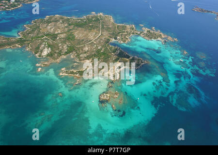 VUE AÉRIENNE. Île inhabitée entourée d'eaux turquoise. Île de Giardinelli, Archipel de la Maddalena, province de Sassari, Sardaigne, Italie. Banque D'Images