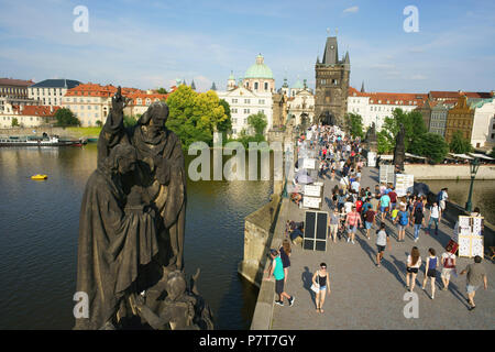 VUE AÉRIENNE. Les piétons flânent tranquillement sur le pont historique Charles au-dessus de la Vltava. Prague, Bohême, République tchèque. Banque D'Images
