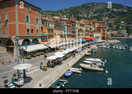 VUE AÉRIENNE depuis un mât de 6 mètres. Rangée de restaurants le long du front de mer. Villefranche-sur-Mer, Côte d'Azur, Alpes-Maritimes, France. Banque D'Images