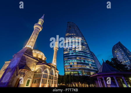 Le Sehidler Xiyabani Flame Towers et Mosquée de nuit à Bakou, Azerbaïdjan Banque D'Images