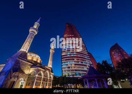 Le Sehidler Xiyabani Flame Towers et Mosquée de nuit à Bakou, Azerbaïdjan Banque D'Images