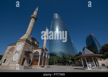 Le Sehidler Xiyabani Flame Towers et mosquée de Bakou,l'Azerbaïdjan Banque D'Images