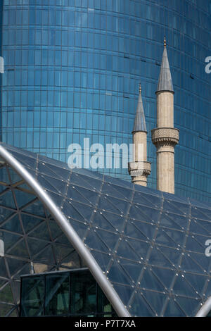 Le Sehidler Xiyabani Flame Towers et mosquée de Bakou,l'Azerbaïdjan Banque D'Images