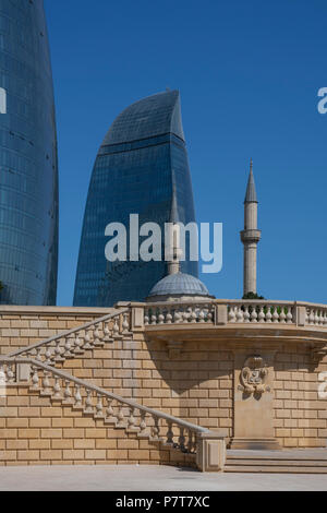 Le Sehidler Xiyabani Flame Towers et mosquée de Bakou,l'Azerbaïdjan Banque D'Images