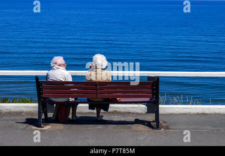 Deux vieillards assis sur un banc, Saltburn by the Sea, ville balnéaire, Yorkshire du Nord, Yorkshire, UK Banque D'Images