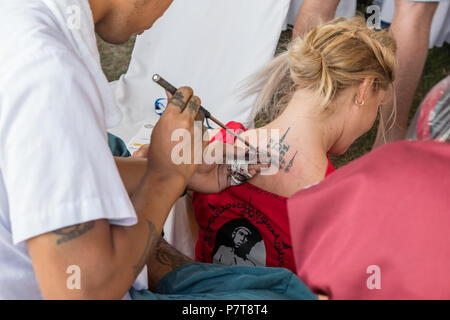 Sorts anciens thaïlandais tatouage ou Sak yant un tatouage traditionnel Khmer béni avec script sens pour bénir la chance et fortune plus populaires de Mu Banque D'Images