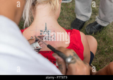 Sorts anciens thaïlandais tatouage ou Sak yant un tatouage traditionnel Khmer béni avec script sens pour bénir la chance et fortune plus populaires de Mu Banque D'Images