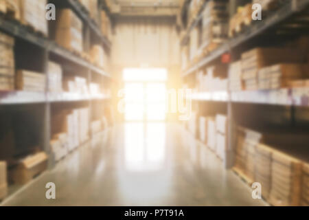 Inventaire des stocks de l'entrepôt de flou lignes d'étagères avec des marchandises de l'usine de boîtes de stockage de produits pour l'expédition Banque D'Images