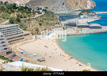 Vue aérienne de la plage Quemado plein de gens à Al Hoceima, Maroc. Banque D'Images