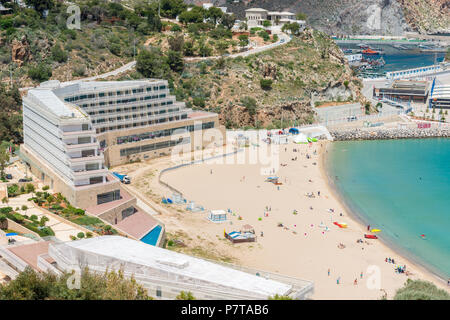 Vue aérienne de la plage Quemado plein de gens à Al Hoceima, Maroc. Banque D'Images