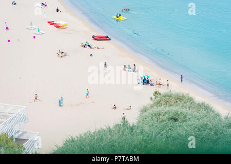 Vue aérienne de la plage Quemado plein de gens à Al Hoceima, Maroc. Banque D'Images