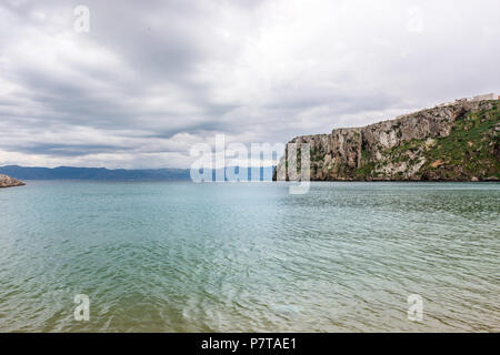 Vue sur la mer Méditerranée et sur la falaise à côté de la plage Quemado à Al Hoceima, Maroc Banque D'Images