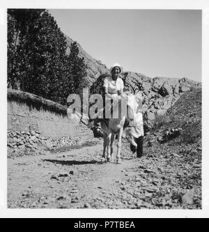 (Farmaniye Persien, Farmanieh) : Frau auf einem Esel (Lokalisierung unsicher) ; Frau auf einem Esel oder einem Maultier, ein kleiner Junge und hält daneben steht das Tier. à partir de 1935 jusqu'à 1935 77 CH-NB - Persien, Farmanieh (Farmaniye)- Frau auf einem Esel (Lokalisierung unsicher) - Annemarie Schwarzenbach - SLA-Schwarzenbach-A-5-06-120 Banque D'Images