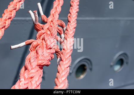 Corde d'amarrage des navires sur le quai du port. Bollard port pour les grands navires de guerre. Saison de l'été. Banque D'Images