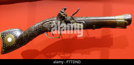 Français : pièce de la collection africaine, Peabody Museum, Harvard University, Cambridge, Massachusetts, USA. La photographie est autorisée sans restriction ; la pièce est assez vieux pour qu'il soit dans le . 27 mai 2017, 15:28:18 Pistolet 315, Touareg, l'Algérie, le bois, le métal, l'os inlay - collection africaine - Peabody Museum, Harvard University - DSC06044 Banque D'Images