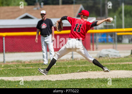 La prestation de Pitcher la hauteur, en pleine course, montrant l'adhérence. Baseball senior garçons. Cranbrook, BC. Banque D'Images